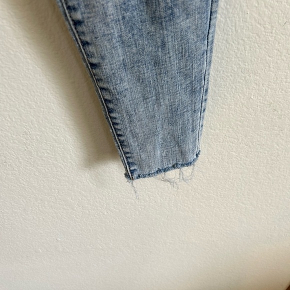 True Religion JENNIE MID RISE CURVY SKINNY
JEAN Raw Hem - Picture 5 of 9